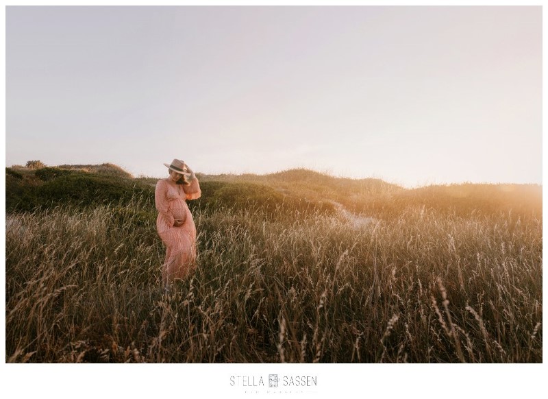 Sunset pregnancy photo shoot on the beach